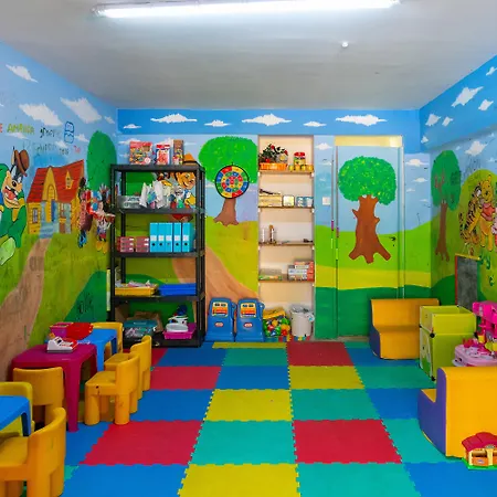 Mayfair Gardens بافوس