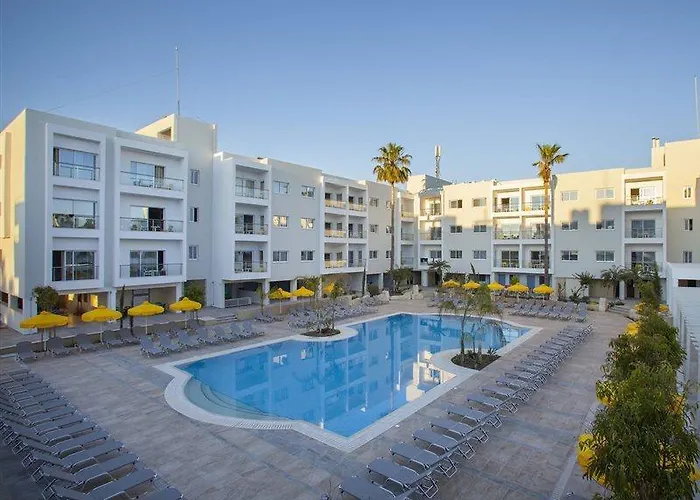 Mayfair Gardens بافوس