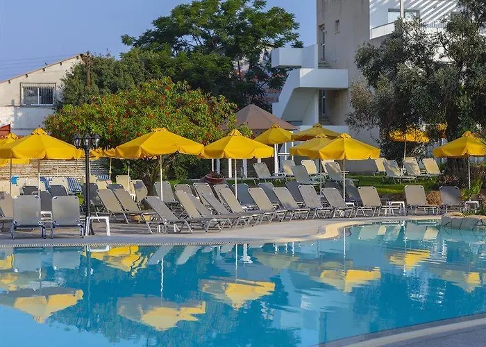 Mayfair Gardens 3* بافوس