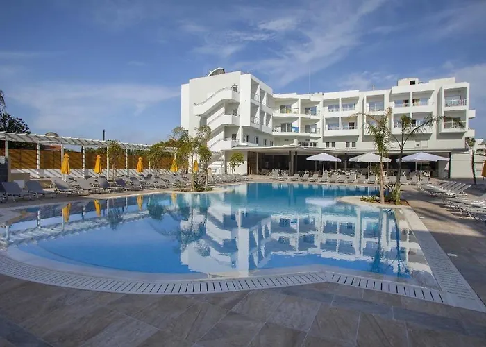 Mayfair Gardens بافوس