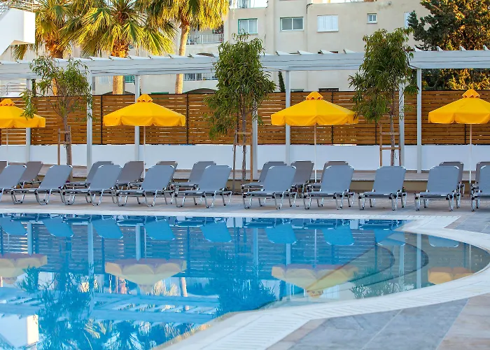 Mayfair Gardens بافوس