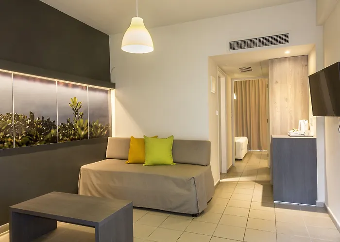 Mayfair Gardens فندق 3*