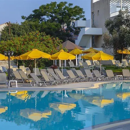 Mayfair Gardens 3* פאפוס