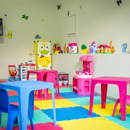 Mayfair Gardens מלון פאפוס