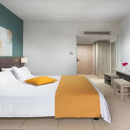 Mayfair Gardens מלון