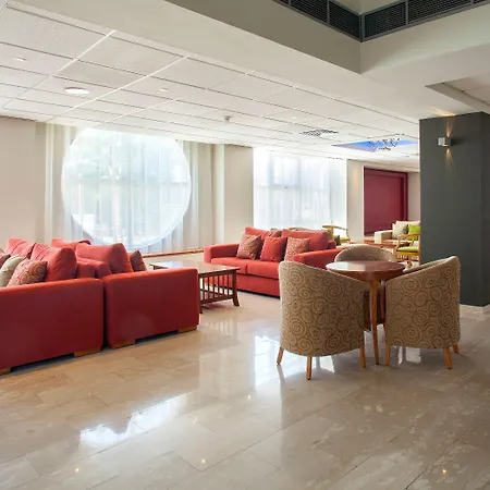 מלון Mayfair Gardens פאפוס