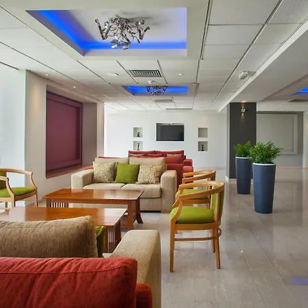 מלון Mayfair Gardens פאפוס