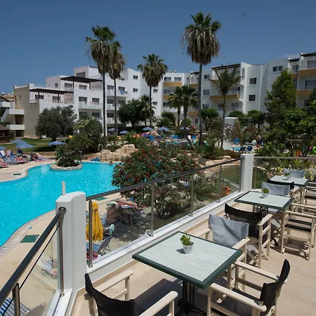 Mayfair Gardens 3* פאפוס