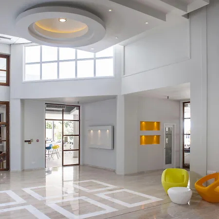 מלון Mayfair Gardens פאפוס