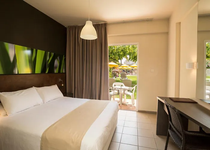 Отель Mayfair Gardens 3*